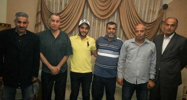 السلمان مع أسرة نادي الحسين بعد التوقيع