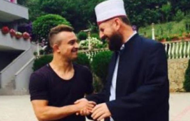 648x415_xerdan-shaqiri-pose-imam-lors-vacances-kosovo (1)
