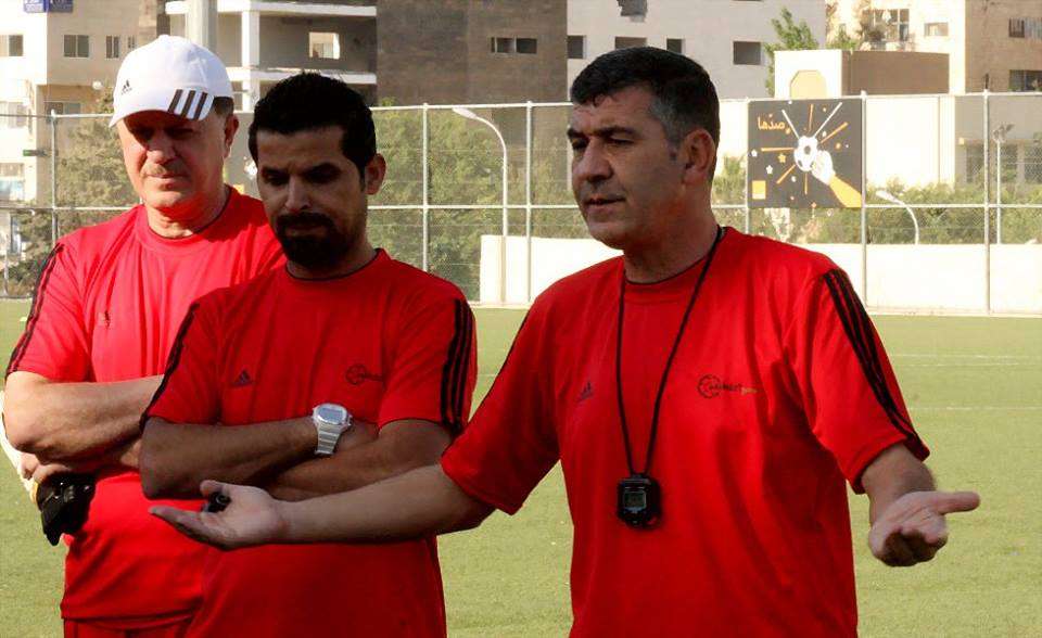 خانكان يتحدث للاعبين قبل بداية التدريب