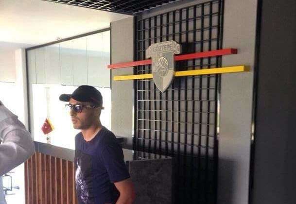 احمد العكايشي عند زيارته لمقر غوزتيب التركي 