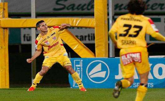 عبد الرحمن أحمد (يسار) في إحدى مباريات الدوري النمساوي