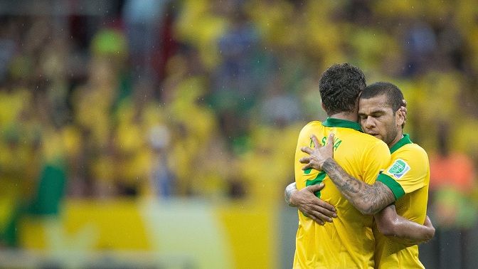 15jun2013-daniel-alves-e-thiago-silva-se-abracam-apos-a-vitoria-por-3-a-0-do-brasil-sobre-o-japao-na-estreia-da-copa-das-confederacoes-1371386724071_1920x1080