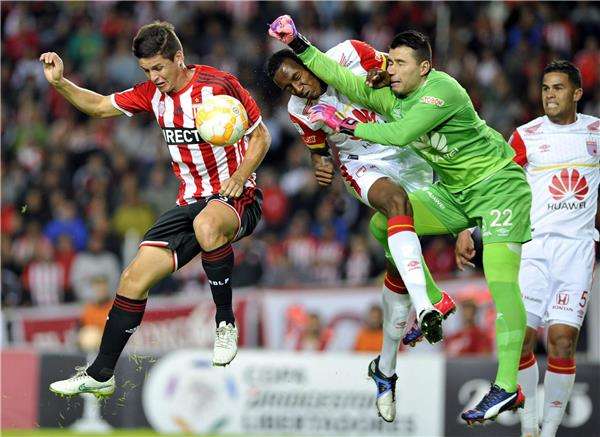 جيدو كاريو (يسار)