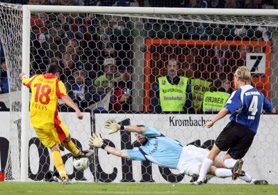 سيباستيان فرايس لحظة تسجيل الهدف الثاني لكارلسروه