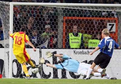 سيباستيان فرايس لحظة تسجيل الهدف الثاني لكارلسروه