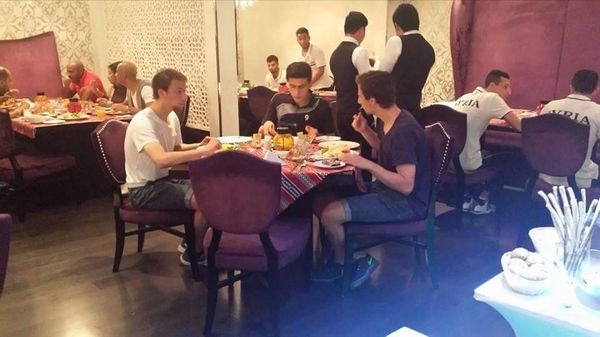 ثلاثي المحترفين في المطعم