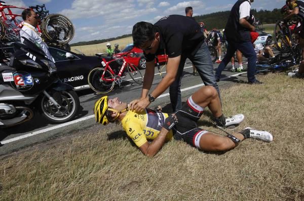 2015-07-06t151244z_2031204057_pm1eb761bol01_rtrmadp_3_cycling-tour-crash_reuters