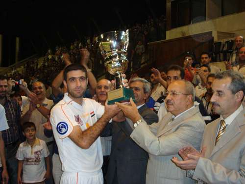 حسان عباس يتسلم الكأس من رئيس اتحاد الكرة احمد جبان