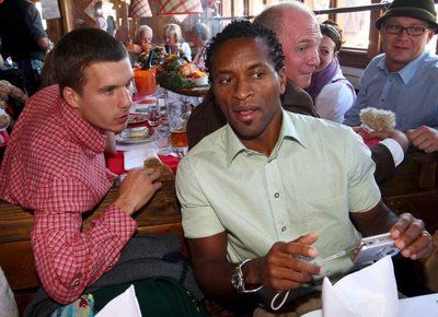 زي روبرتو مع اللاعب الالماني بودولسكي ضمن احتفال اكتوبر السنوي في ميونيخ يوم امس