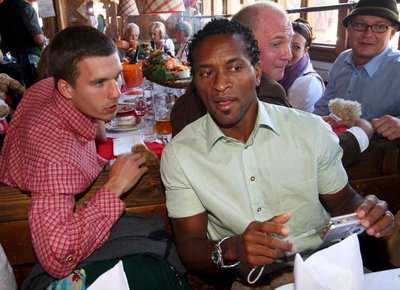 زي روبرتو مع اللاعب الالماني بودولسكي ضمن احتفال اكتوبر السنوي في ميونيخ يوم امس