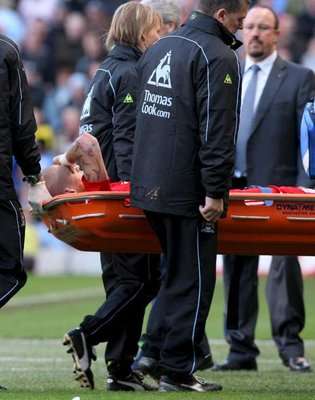 لحظة حمل سكيرتيل خارج الملعب وبنتيز يراقب