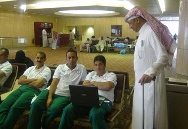مدير المنتخب عبدالله المصيليخ مع المدرب نيلسون في نقاش في المطار