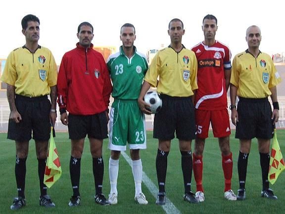 كباتن الفريقين وحكام المباراة