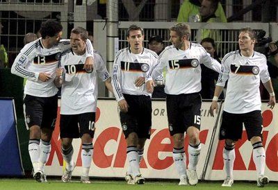 الأماني بودولسكي يحتفل مع زملائه بعد تسجيله الهدف الاول لمنتخب بلاده