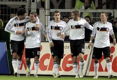 الأماني بودولسكي يحتفل مع زملائه بعد تسجيله الهدف الاول لمنتخب بلاده