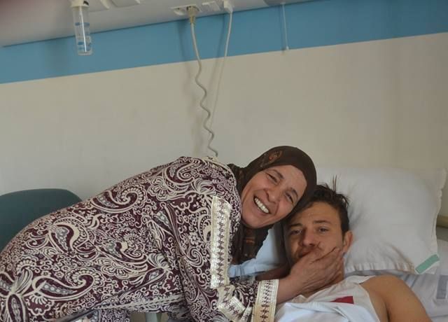 حمزة العقربي في المصحة صحبة والدته