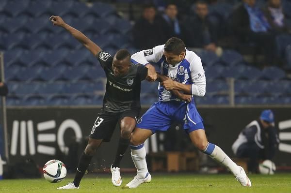 برنارد منساه (يسار)