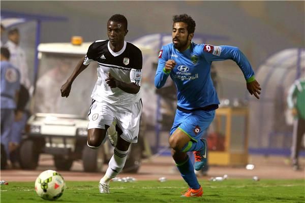 حسن معاذ (يسار)