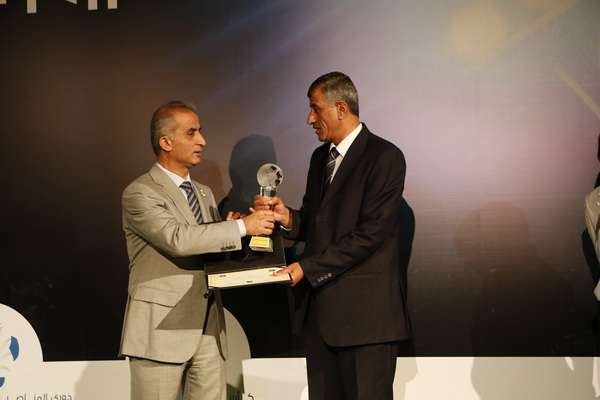 طنش خلال فوزه بجائزة أفضل مدير اداري (ارشيفية)