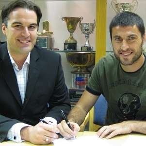 تريستـان أثنـاء التوقيـع على عقـد الإنضمام إلى وست هـام