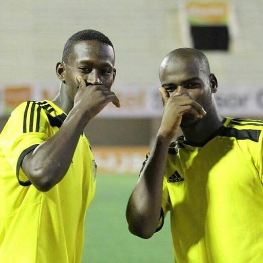 يحي محمد دلاهي (يسار)