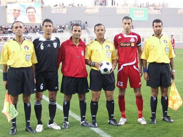 كباتن الفريقين وحكام المباراة