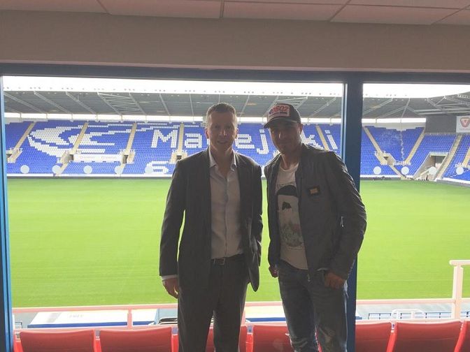 احمد العكايشي لدى زيارته نادي ريدينج 