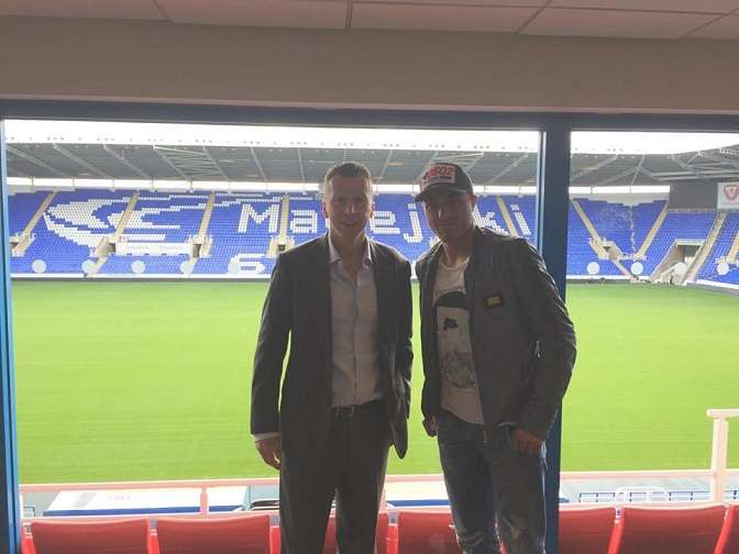 احمد العكايشي لدى زيارته نادي ريدينج