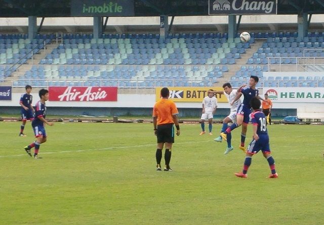 من اللقاء الودي بين منتخب اليابان للناشئين وفريق تشنبوري التايلاندي