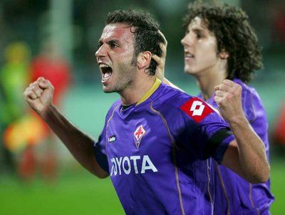 لاعب فيورنتينا بازيني سعيد بعد تسجيله لهدف