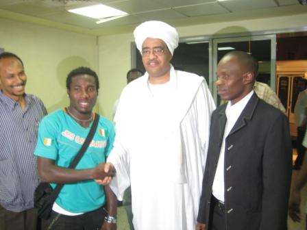 من اليمين : إيتشيتوري وكيل اللاعب ،عثمان الدقير نائب رئيس المريخ وستيفن وورغو