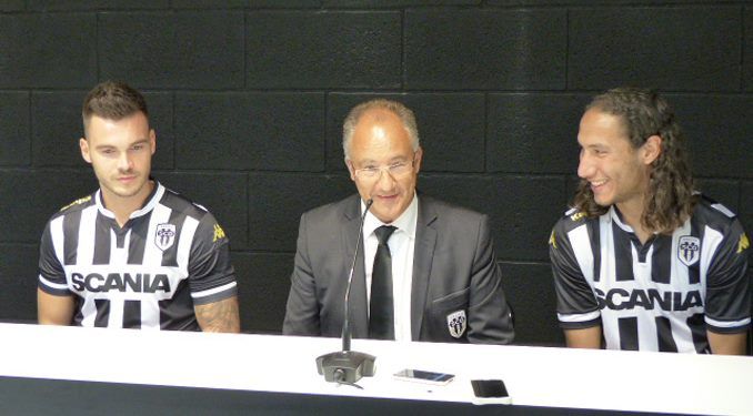  تقديم التونسي بلال المحسني (على اليمين ) والسويسري كارانوفيتش بعد الامضاء لانجيه