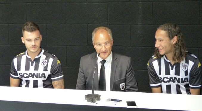  تقديم التونسي بلال المحسني (على اليمين ) والسويسري كارانوفيتش بعد الامضاء لانجيه