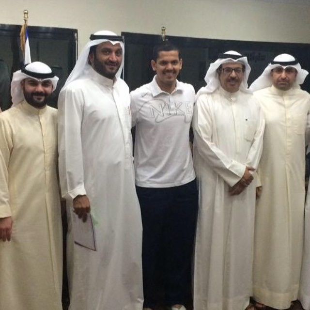 العازمي يتوسط ادارة الجهراء. 