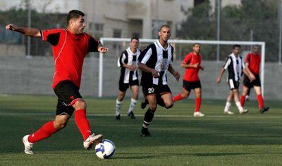 أحمد كشكش لاعب المنتخب يسيطر على الكرة 