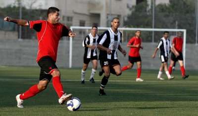 أحمد كشكش لاعب المنتخب يسيطر على الكرة 