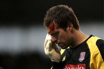 توماس سورنسن أثناء خروجه من الملعب مصاباً