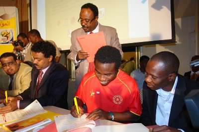 وارغو يوقع على العقد وبجواره رئيس نادي المريخ ( خاص لكووورة)