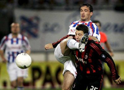 لاعب أي سي ميلان دانيال بونيرو في صراع على الكرة مع لاعب هيرنفين جيرالد سيبون