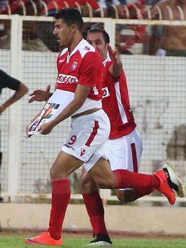 بغداد بونجاج يظهر صورة الشهيد الطفل الفلسطيني على قميصه الداخلي بعد تسجيله الهدف في مرمى الافريقي امس 