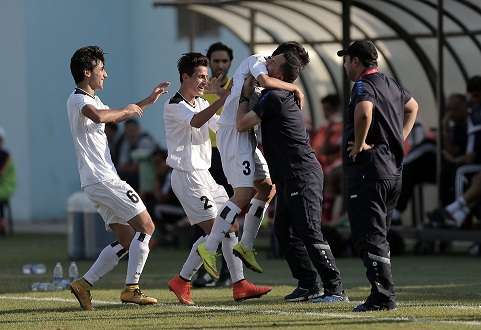 فرحة عراقية بإحدى الأهداف في الشباك الاماراتية