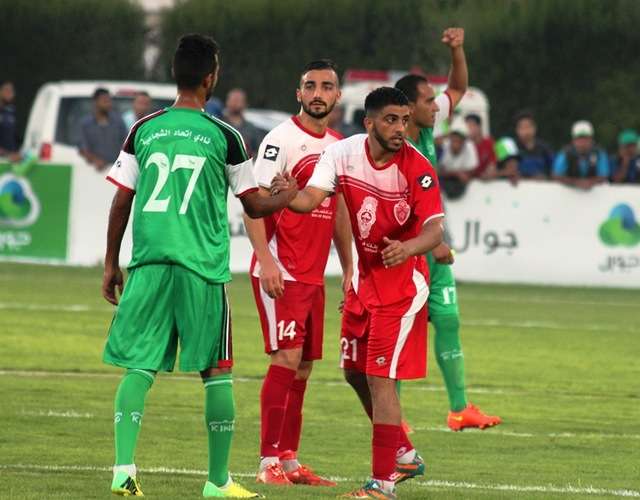 لاعبي الشجاعية واهلي الخليل يتصافحون بعد المباراة 