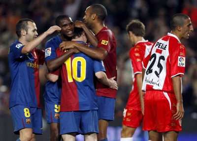 الكاميروني ايتو يحتفل مع زملائه بعد إحرازه الهاتريك