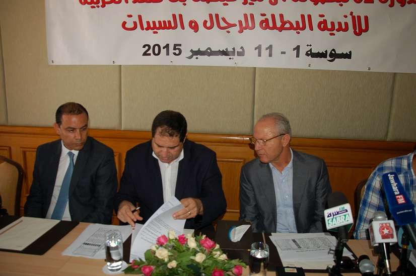 جانب من امضاء الاتفاقية بين النجم الساحلي والاتحاد العربي لكرة اليد 