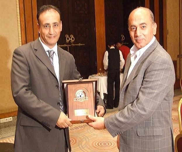 السيد عامر المجالي يتسلم درع نادي شباب الاردن من السيد مازن النبر