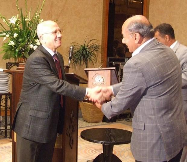 السيد مراد مراد يتسلم درع نادي شباب الاردن من السيد مازن النبر