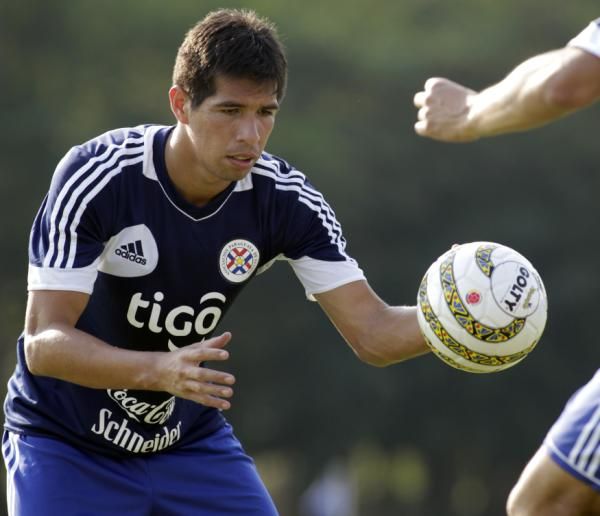 2012-10-08t202437z_1545307949_gm1e8a90c7z01_rtrmadp_3_soccer-world-paraguay_reuters