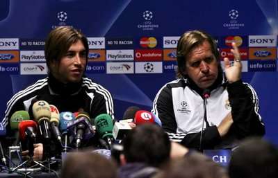 المدرب الألمانـي شوستـر وإلى جانبـه سيرجيـو رامـوس