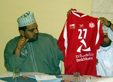 علي الأبرك مندوب ظفار يعرض فانيلة ظفار العماني 