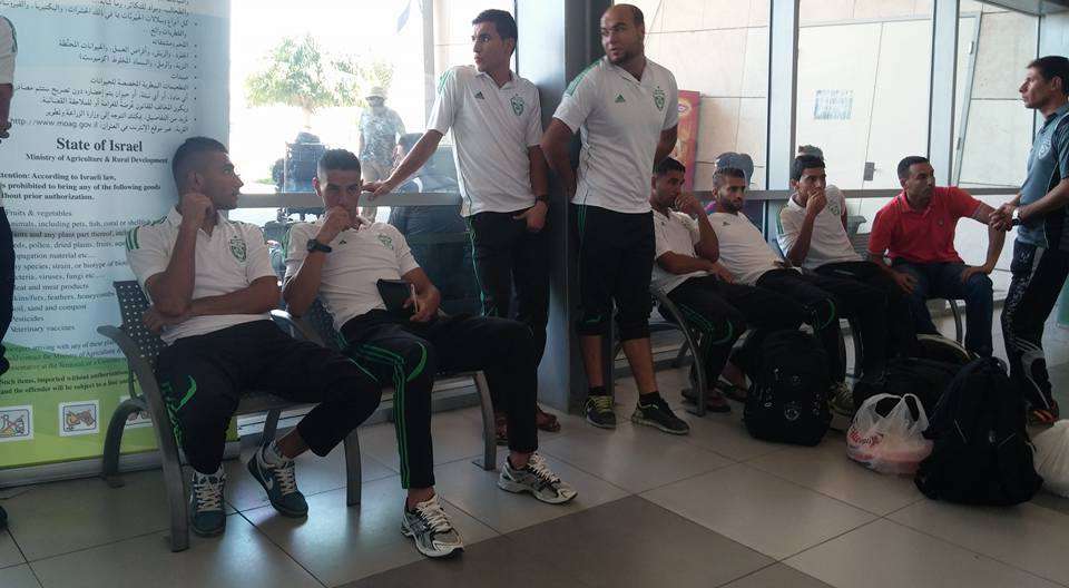 صورة حية للاعبي الشجاعية في معبر بيت حانون     